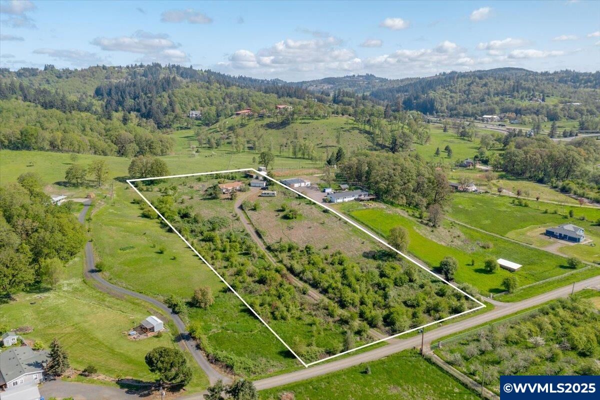 Property Photo:  887 Meadows Lane Ln SE  OR 97352 