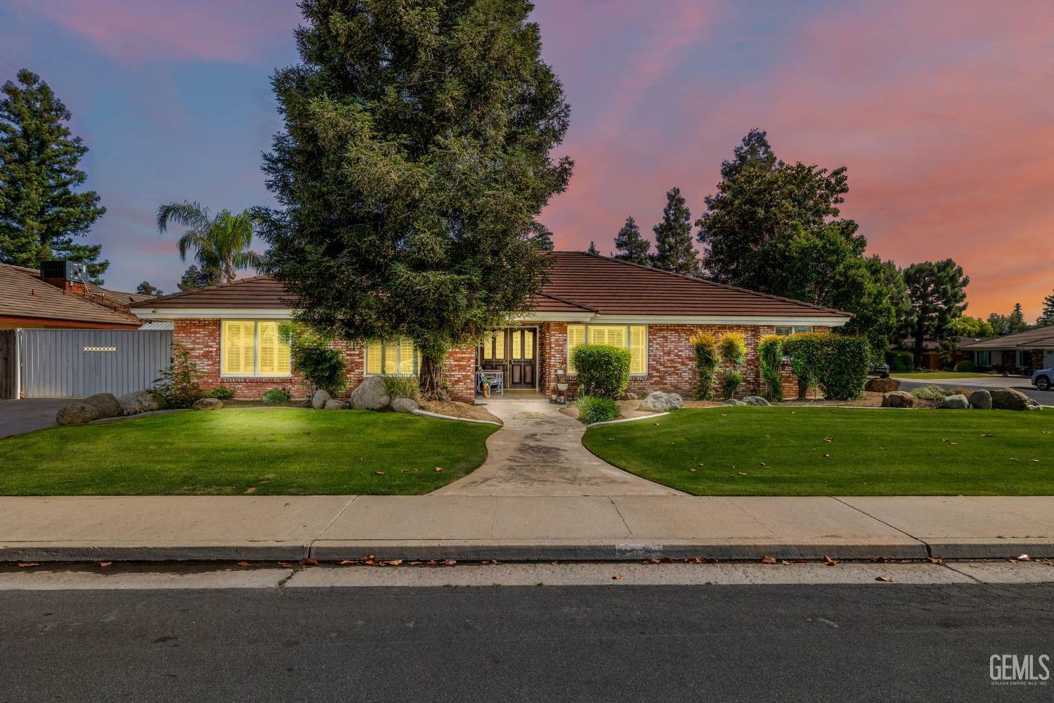 Property Photo: 6907 Lassalette Drive CA 93308
