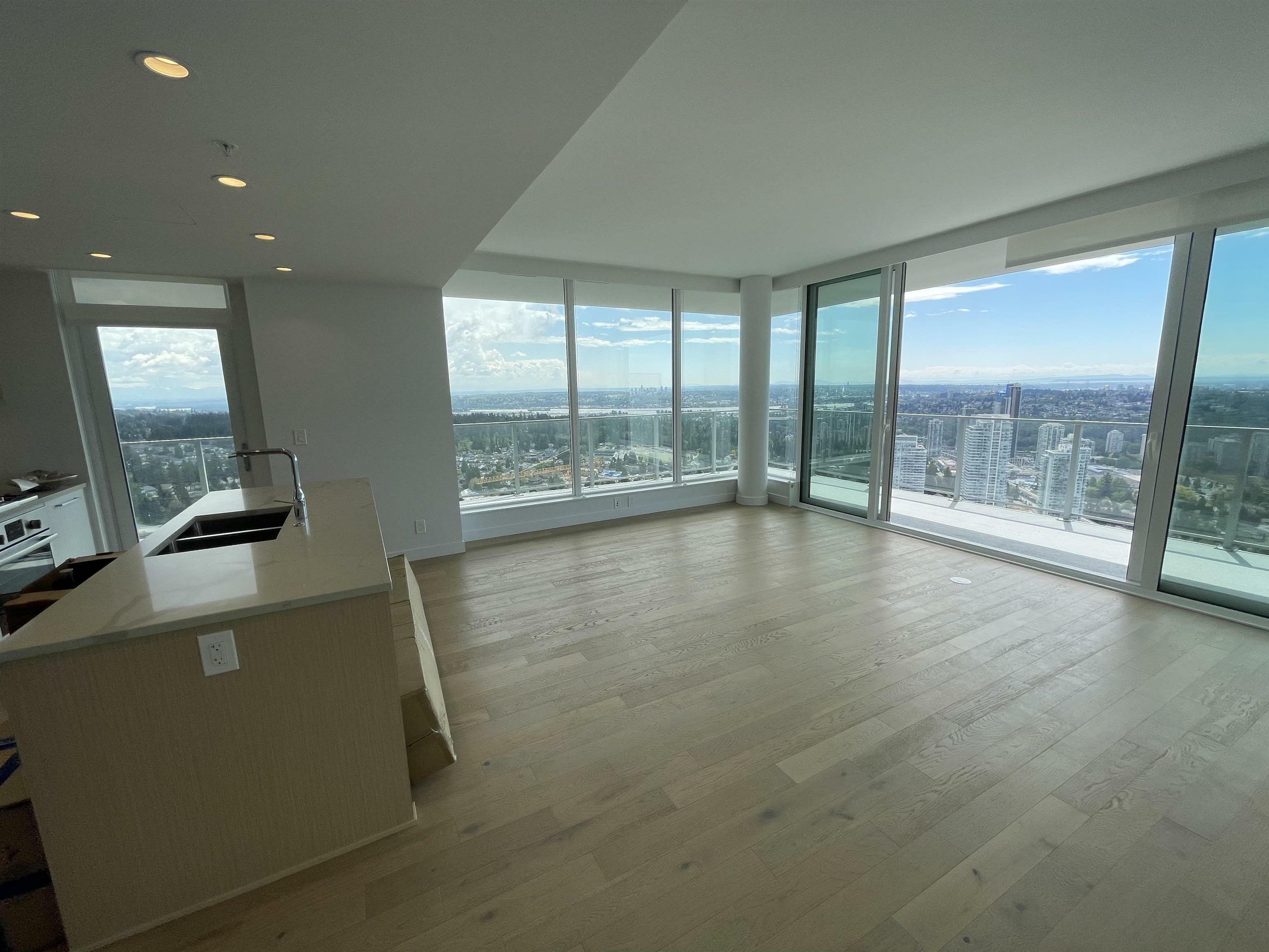 Photo de la propriété: 567 Clarke Road 4604 BC V3J 0K7
