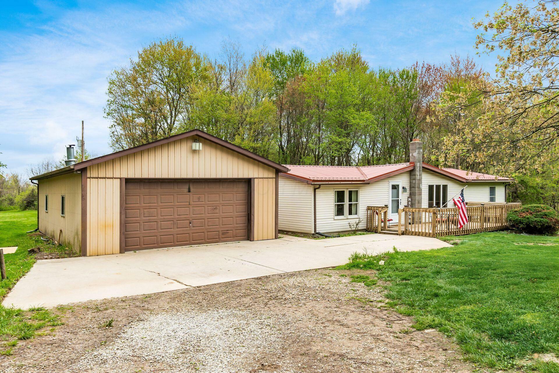 Property Photo: 4900 Stoney Hill SE Road OH 43056