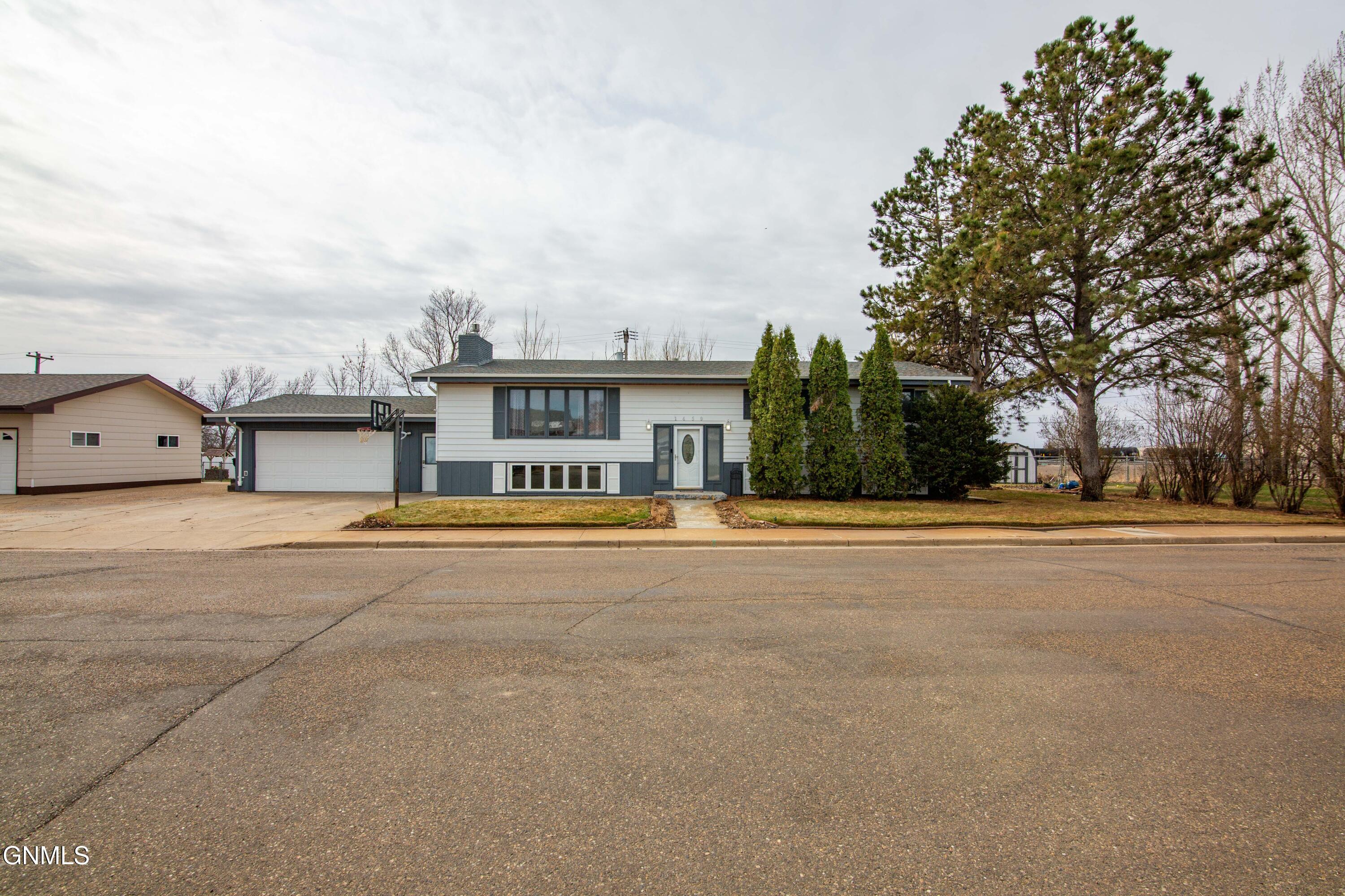 1459 2nd Street S  Dickinson ND 58601 photo