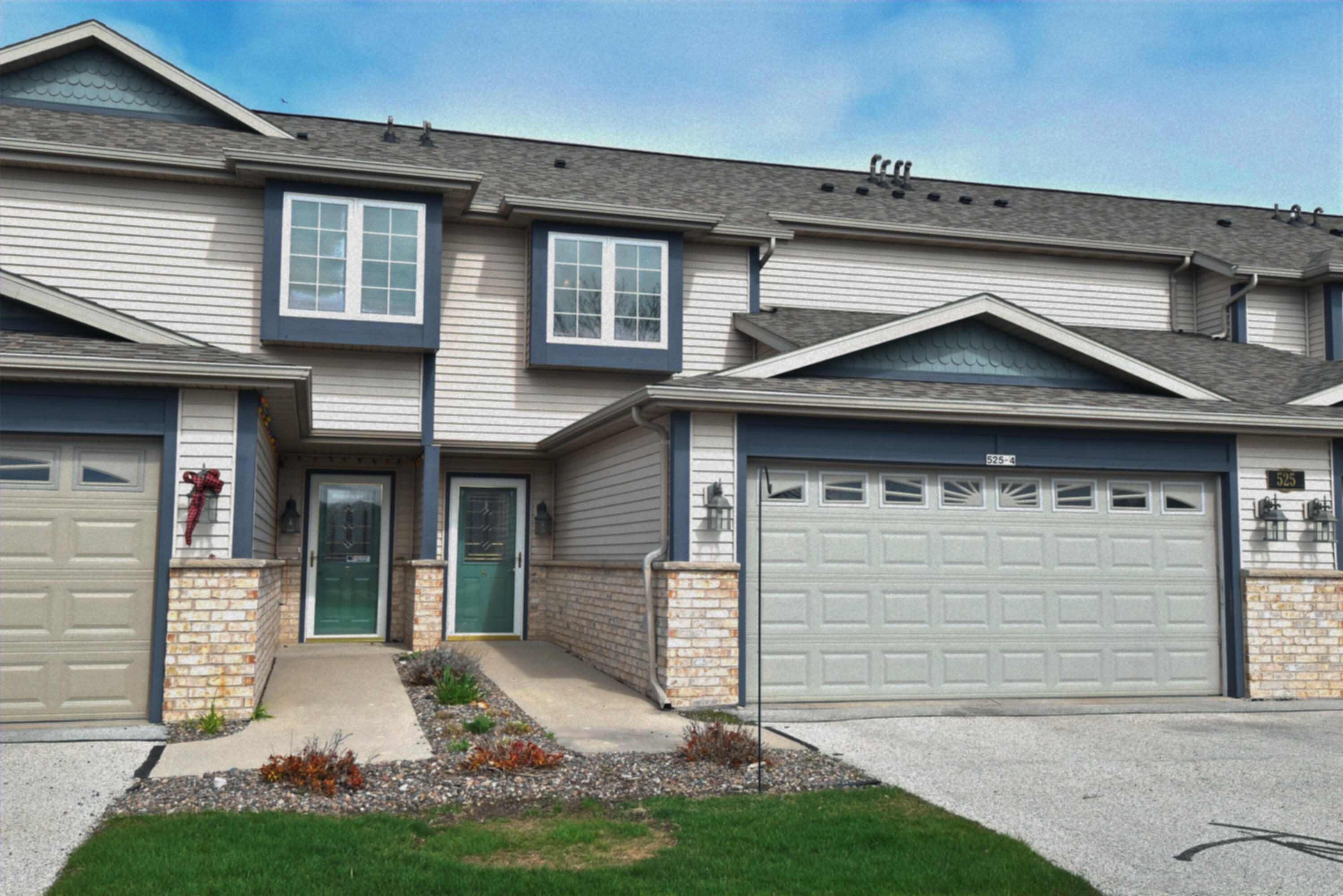 Property Photo:  525 Bluebill Ln 4  WI 53085 