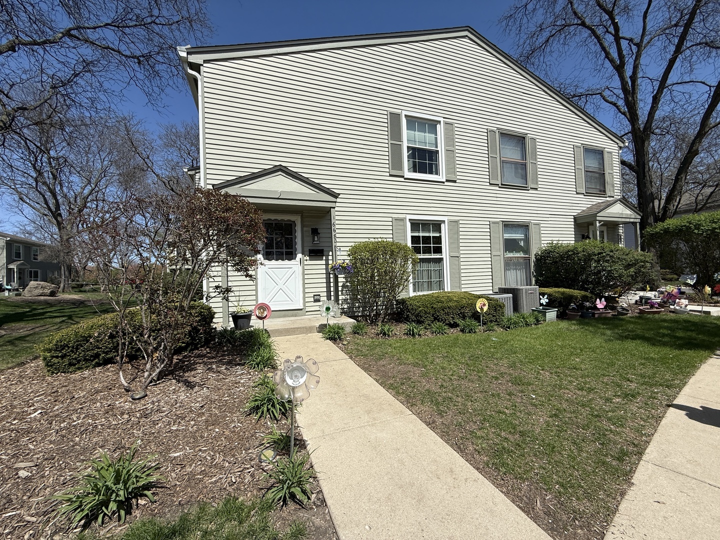 Property Photo: 1668 Valley Forge Court D IL 60189