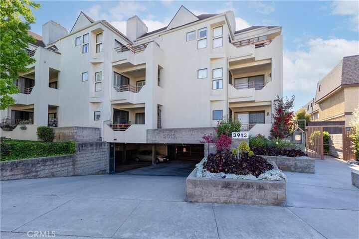 Property Photo: 3913 N Virginia Road 207 CA 90807