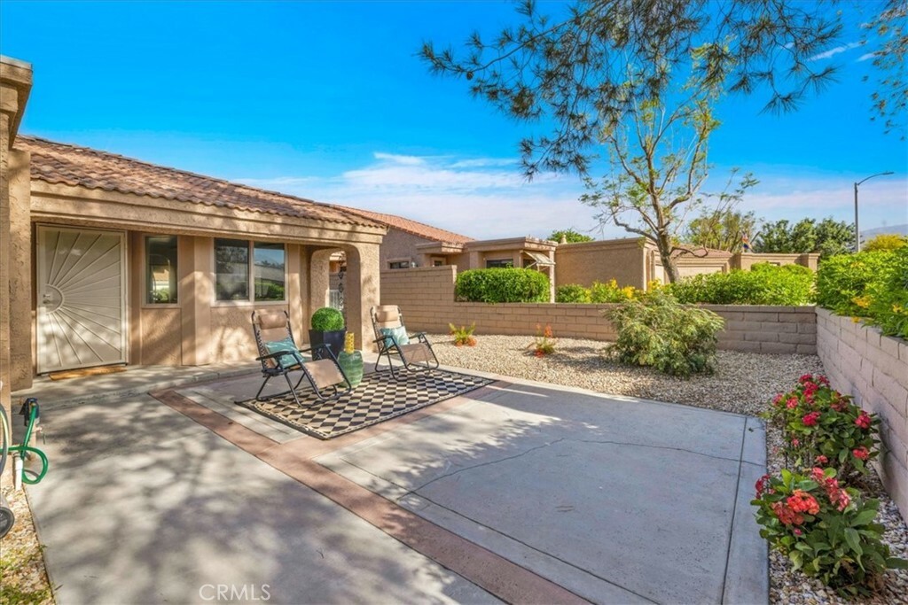 Property Photo: 44069 Chamonix Court CA 92260