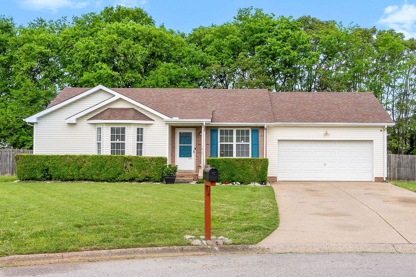Property Photo: 1402 Elliott Ct TN 37042
