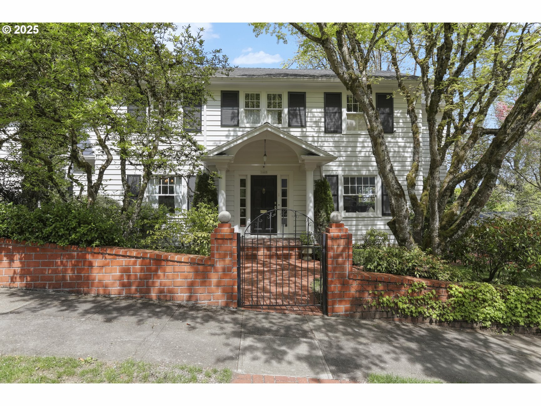 Property Photo: 1805 SW Elizabeth St OR 97201