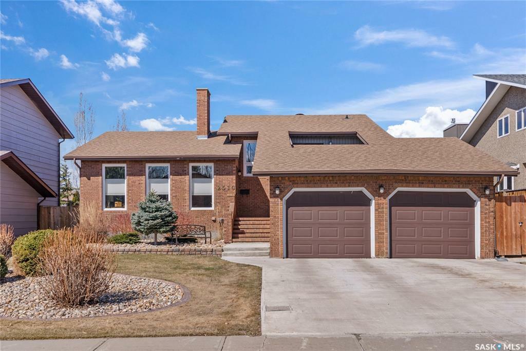 Property Photo: 2519 Cardinal Crescent SK S9A 3X2