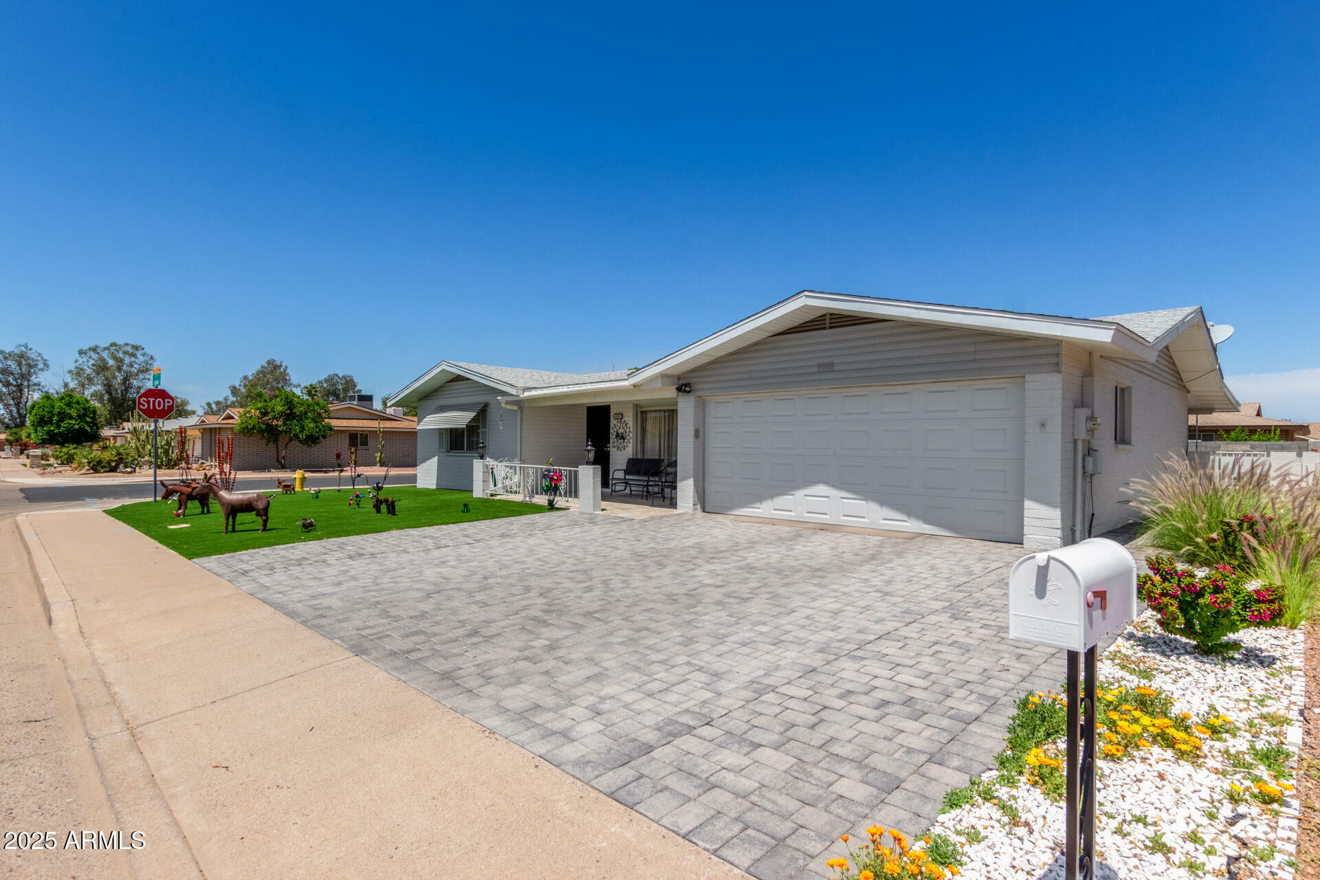 Property Photo: 5122 E Emerald Circle AZ 85206