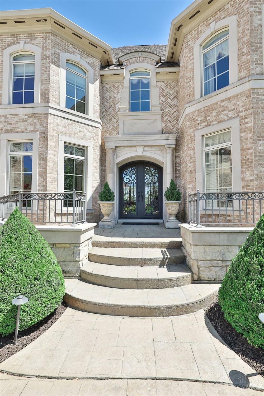 Property Photo: 26 Vintage Walk OH 45249