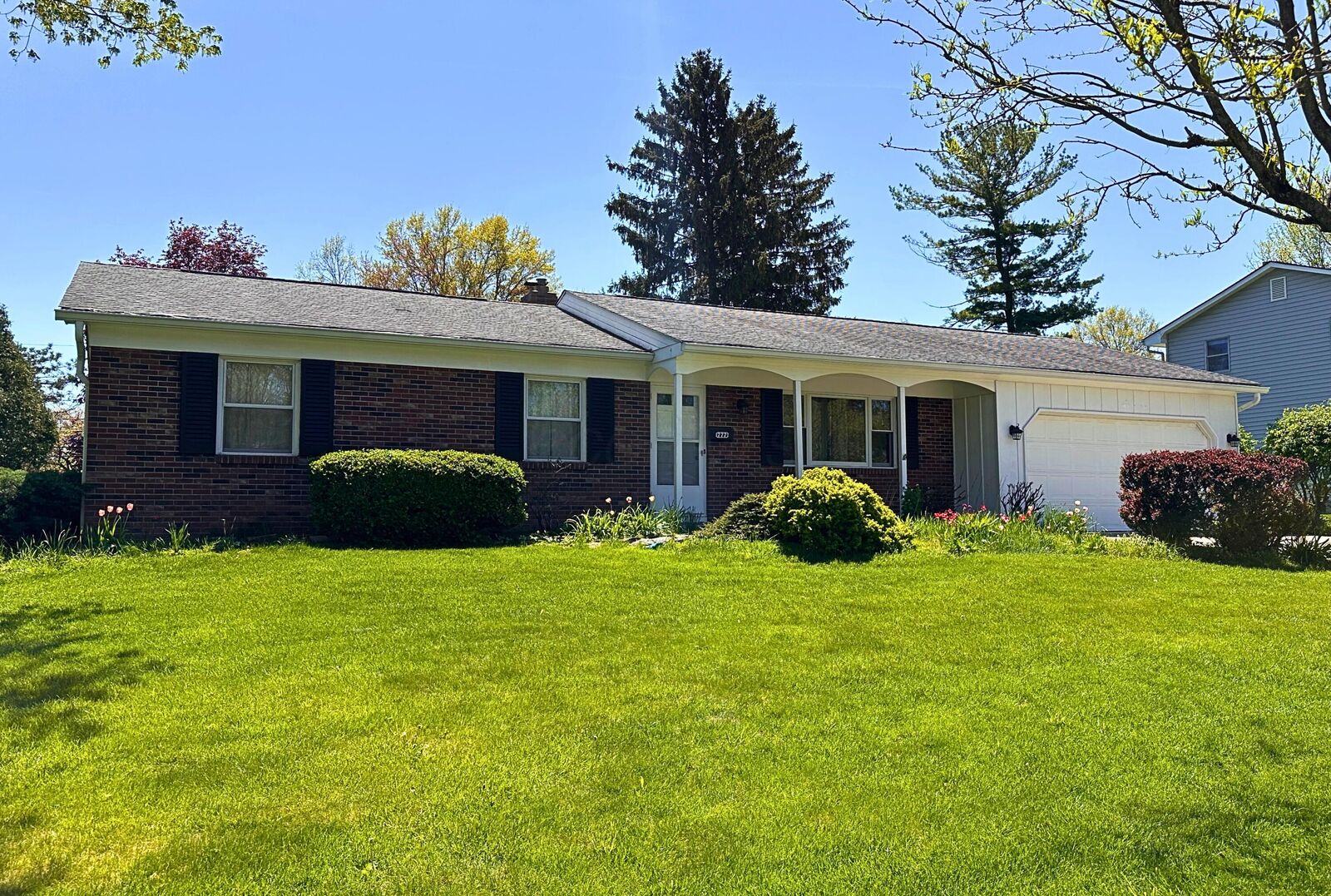 Property Photo: 777 Lauraland S Drive OH 43214