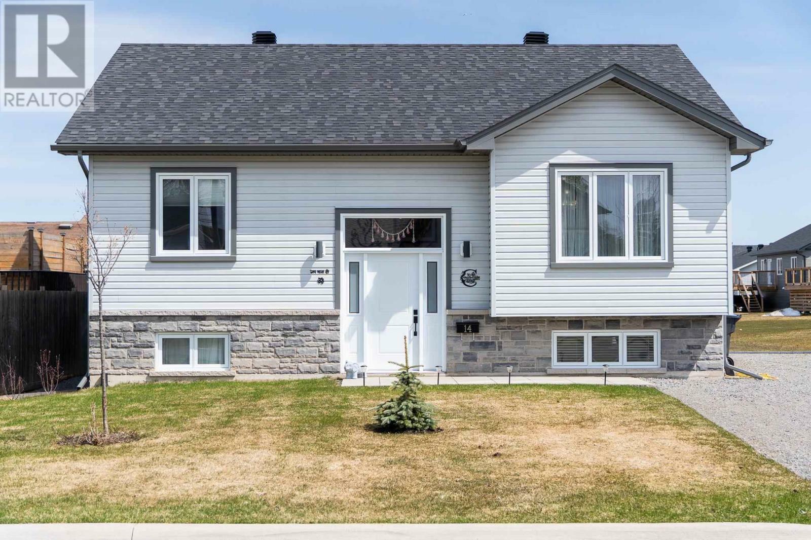 Property Photo: 14 Crestwood Ave ON P6A 6T2