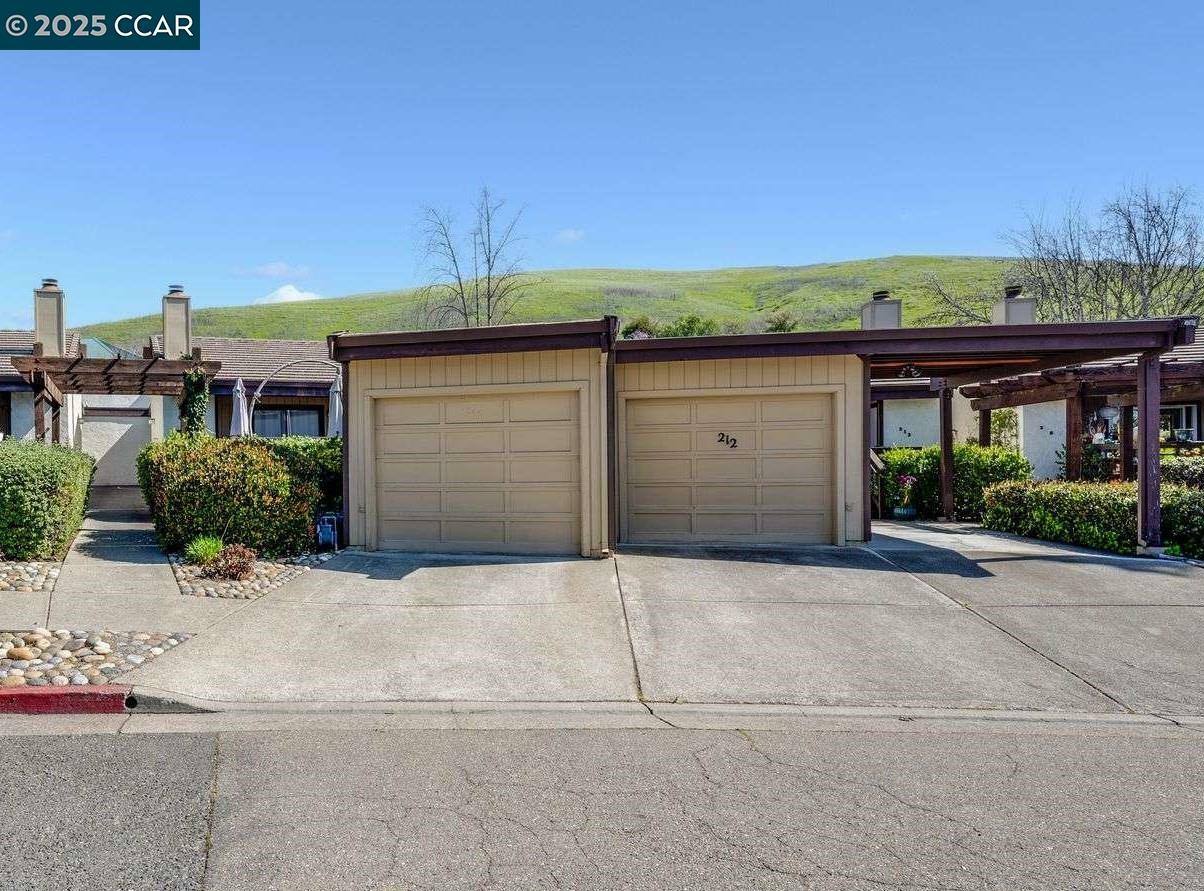 Property Photo: 216 Tangerine Ct CA 94583