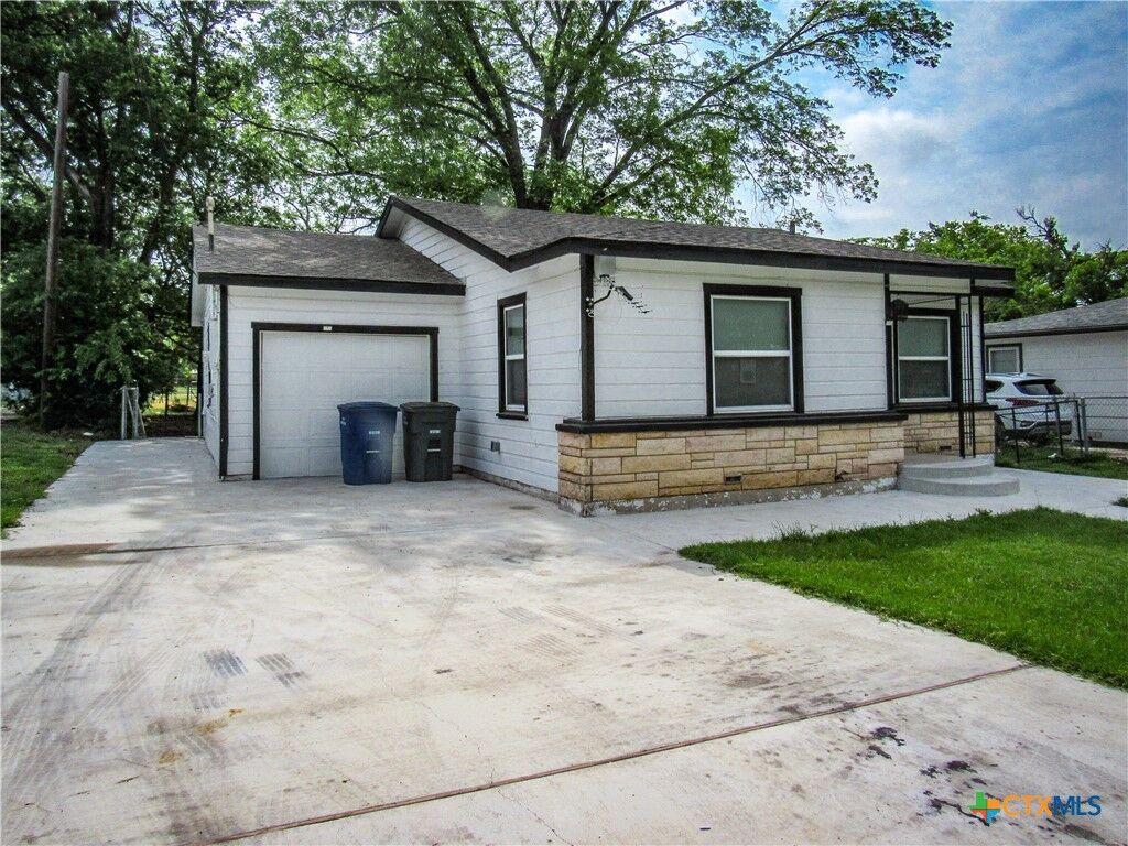 Property Photo:  401 Veterans Avenue  TX 76522 