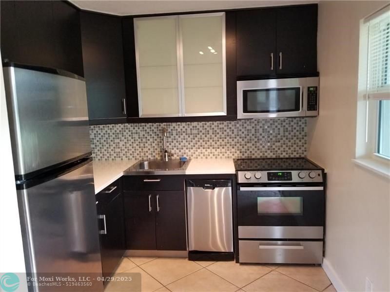 Property Photo: 909 NE 23rd Dr 3 FL 33305