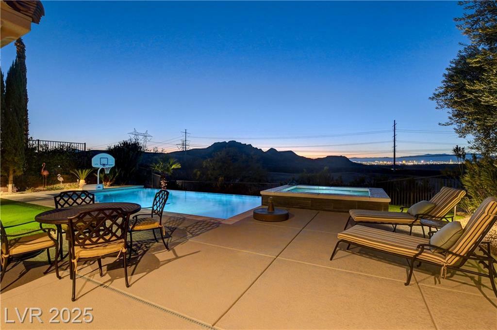 Property Photo:  19 Contrada Fiore Drive  NV 89011 