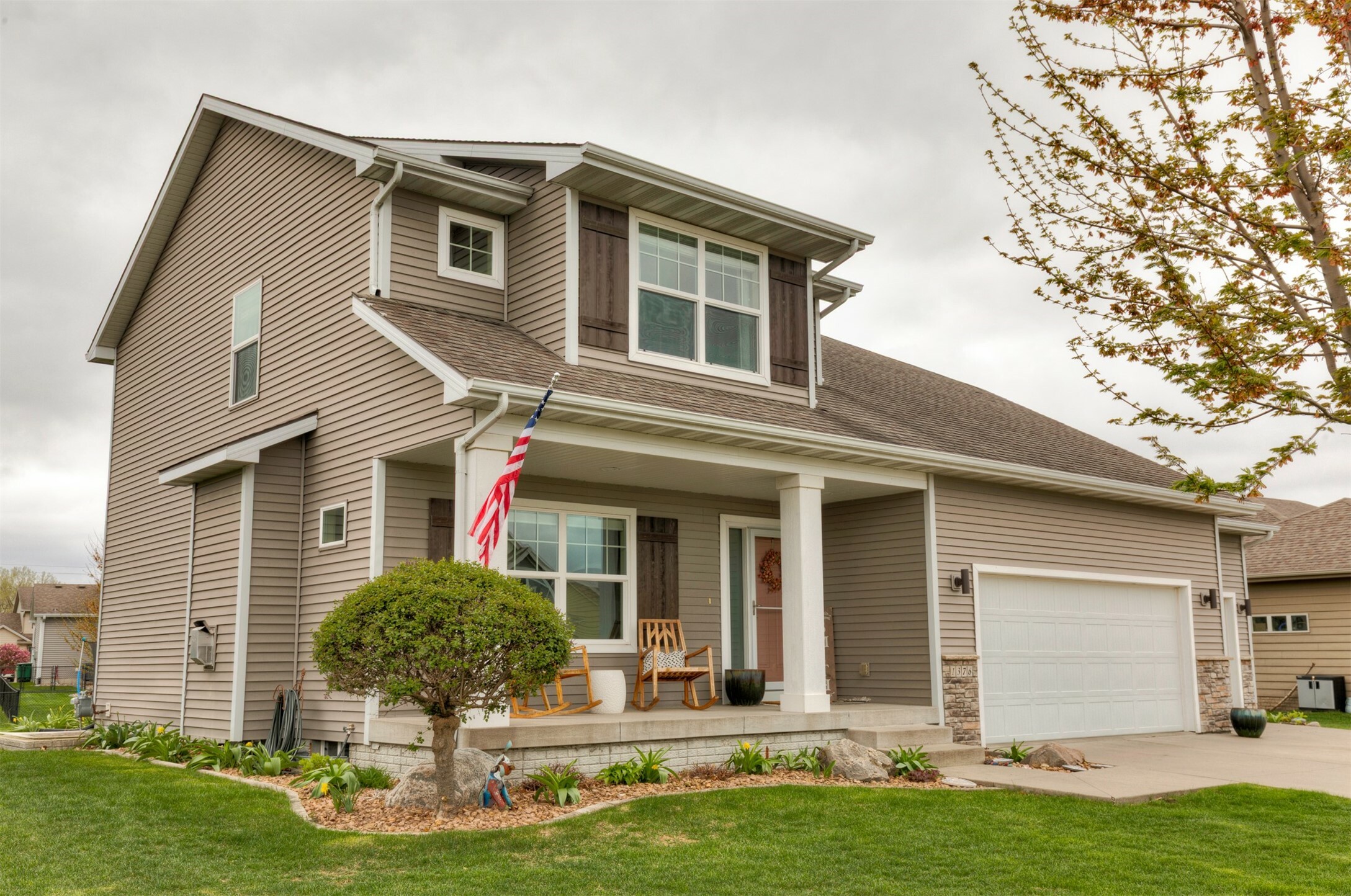 Property Photo: 1376 E Pine Ridge Drive IA 50226