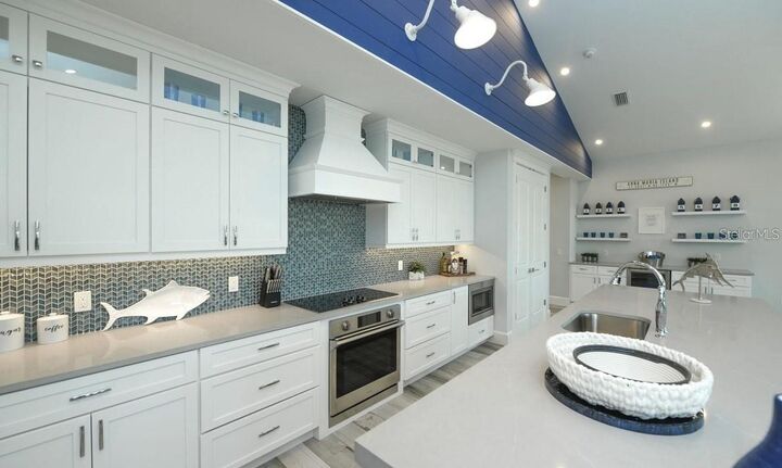 Property Photo: 212 Spring Avenue FL 34216