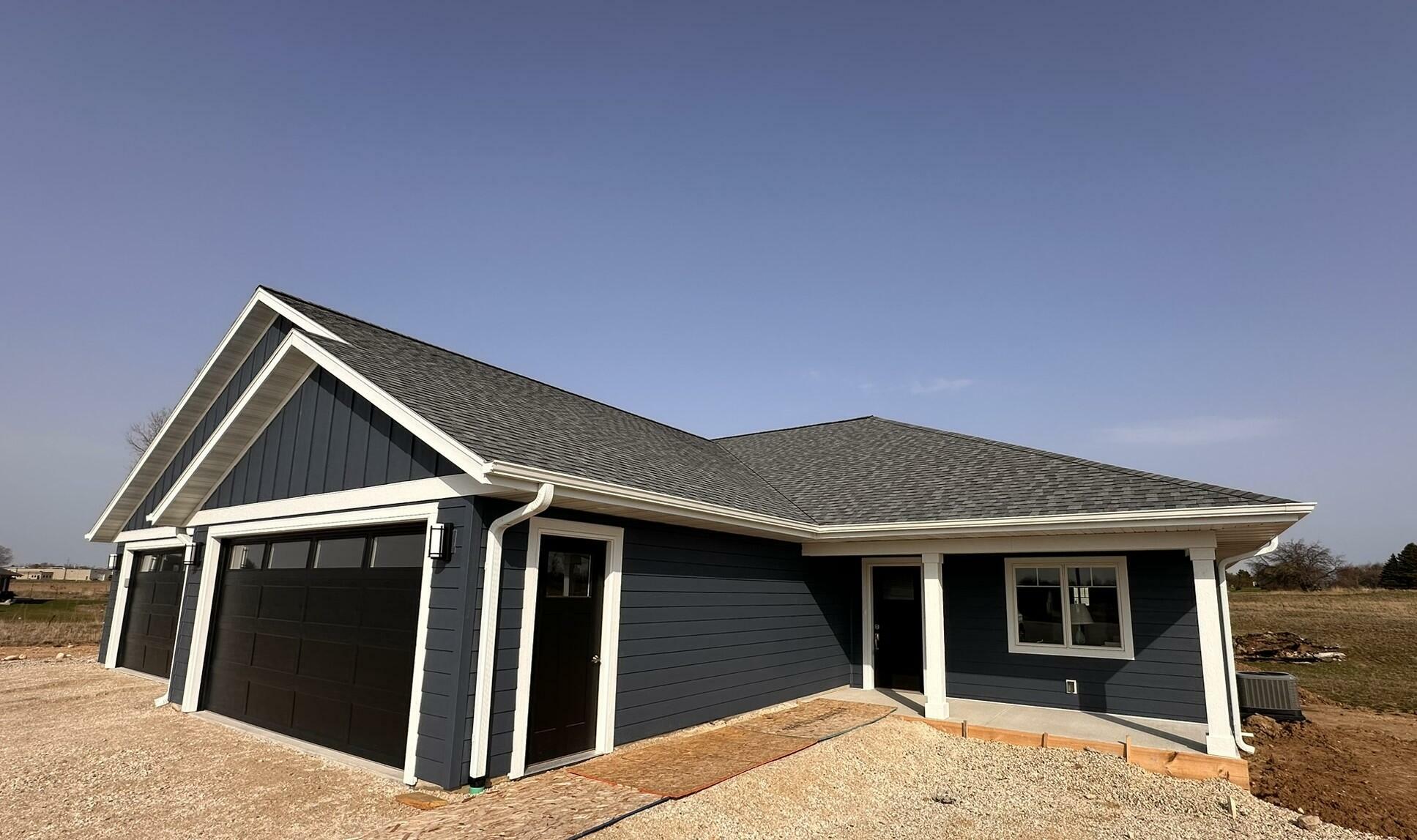 Property Photo: 552 Raybern Ct 19 WI 53075