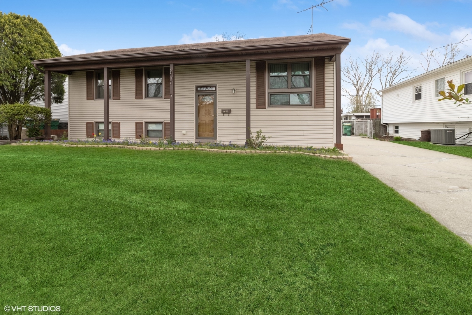 Property Photo: 1096 Valley Stream Drive IL 60090