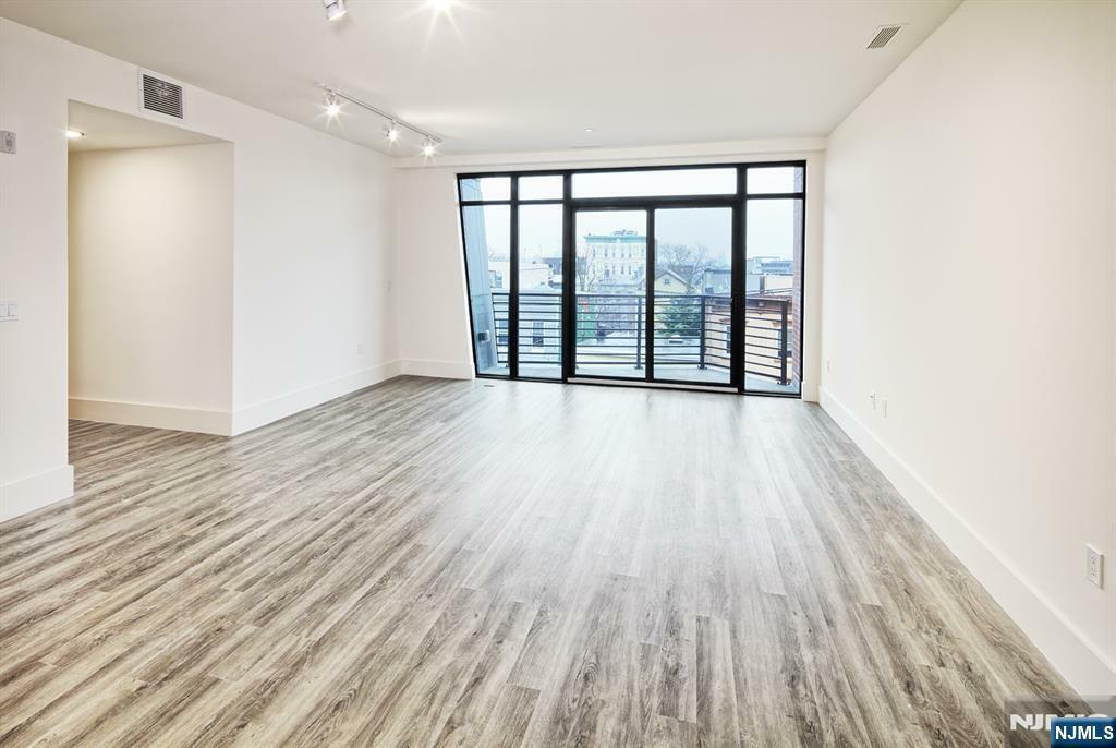 Property Photo:  391 Palisade Avenue 404  NJ 07307 