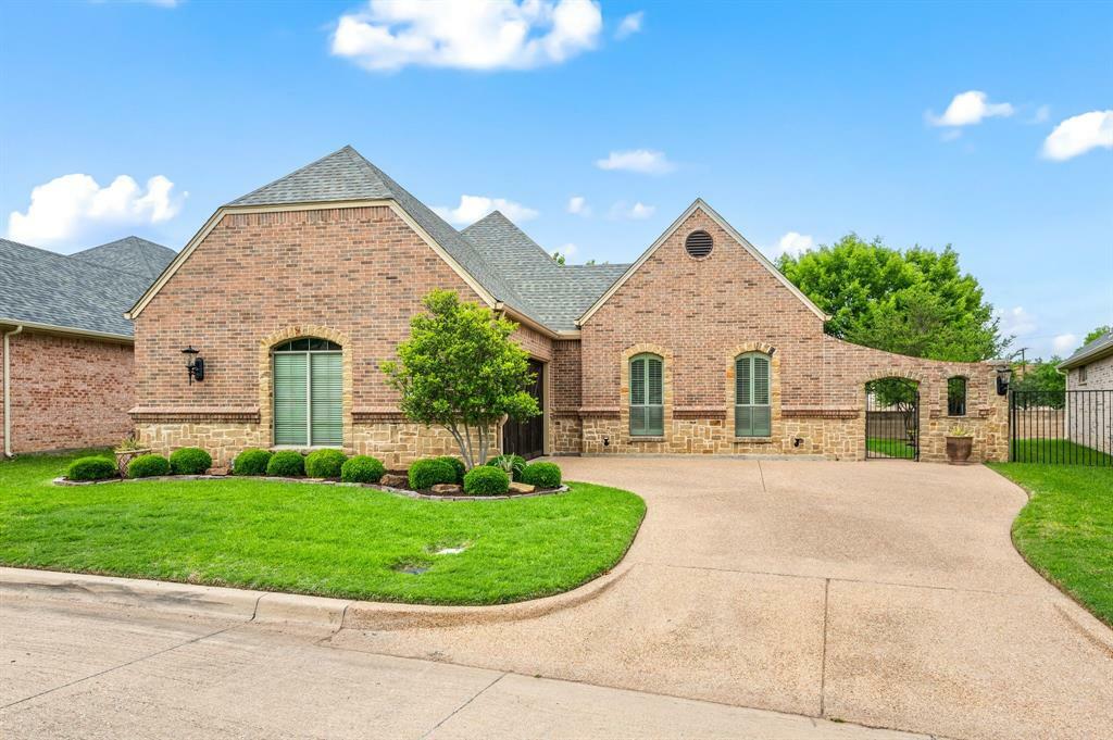 Property Photo: 1028 Gabriel Lane TX 76116
