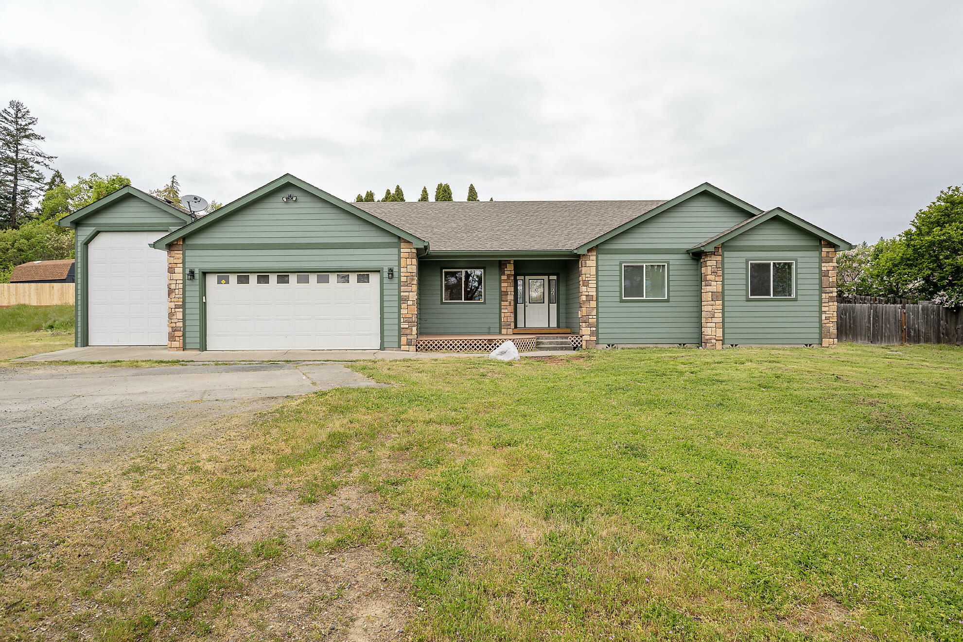 Property Photo: 1634 NW F Street OR 97526