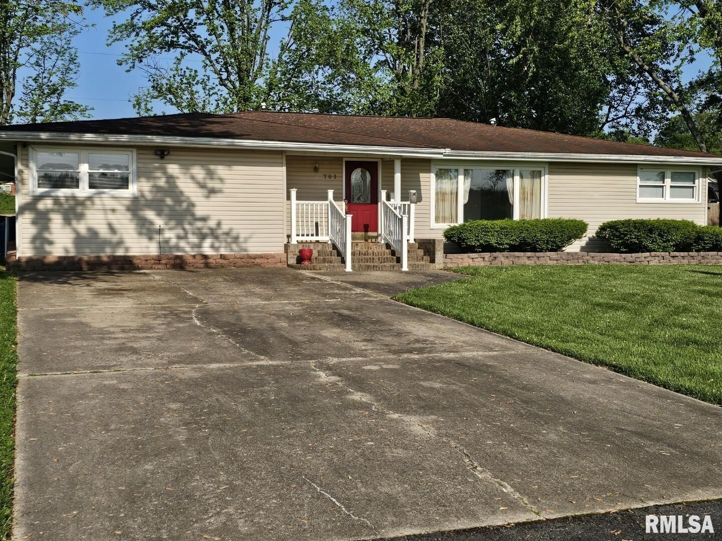 Property Photo:  701 Stinson Drive  IL 62864 