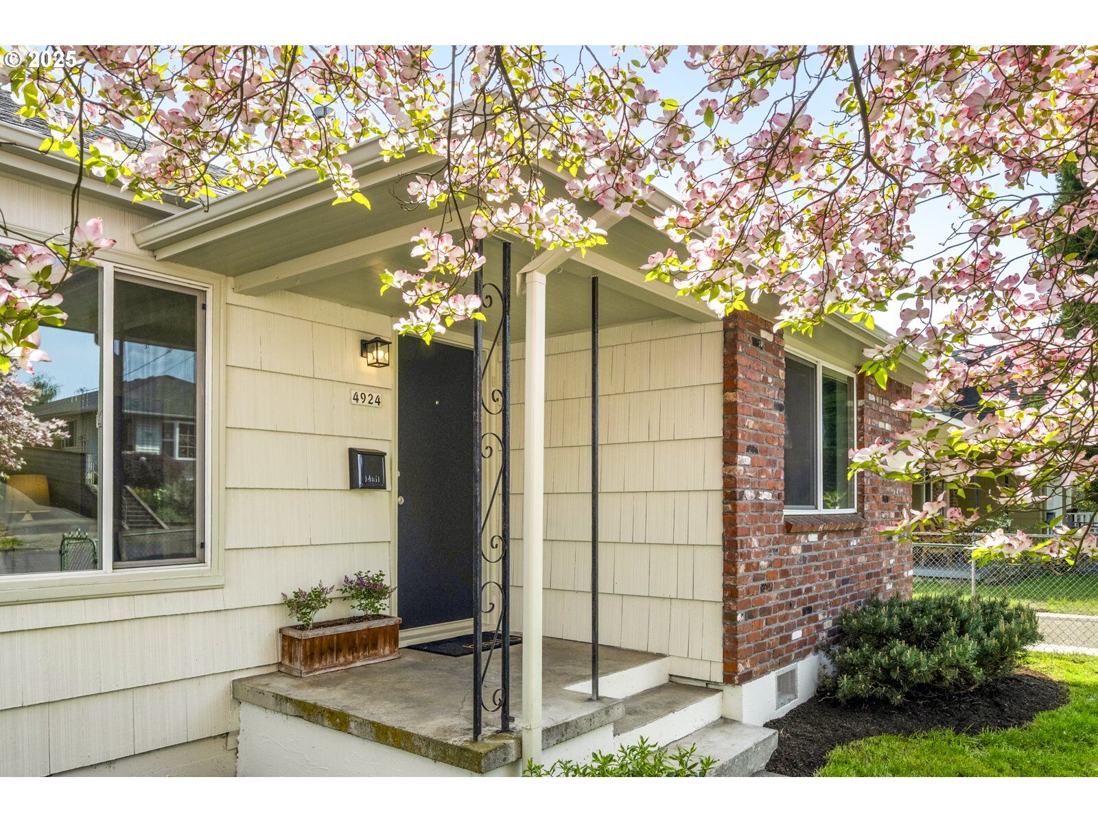 Property Photo:  4924 SE Brooklyn St  OR 97206 