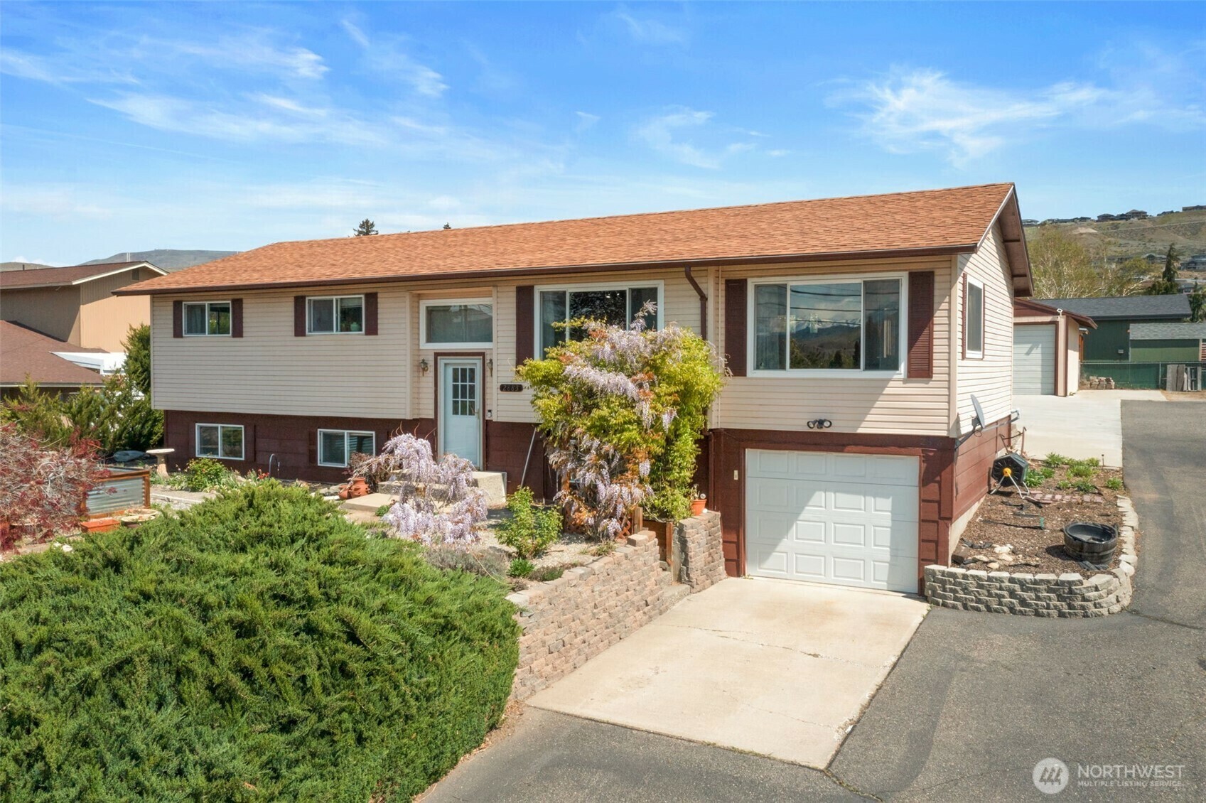 Property Photo: 2883 NW Cascade Ave WA 98802