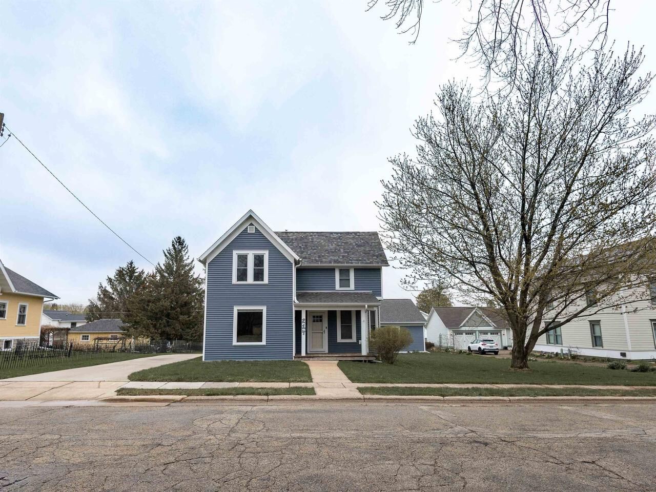 Property Photo:  214 West Clarence Street  WI 53533 