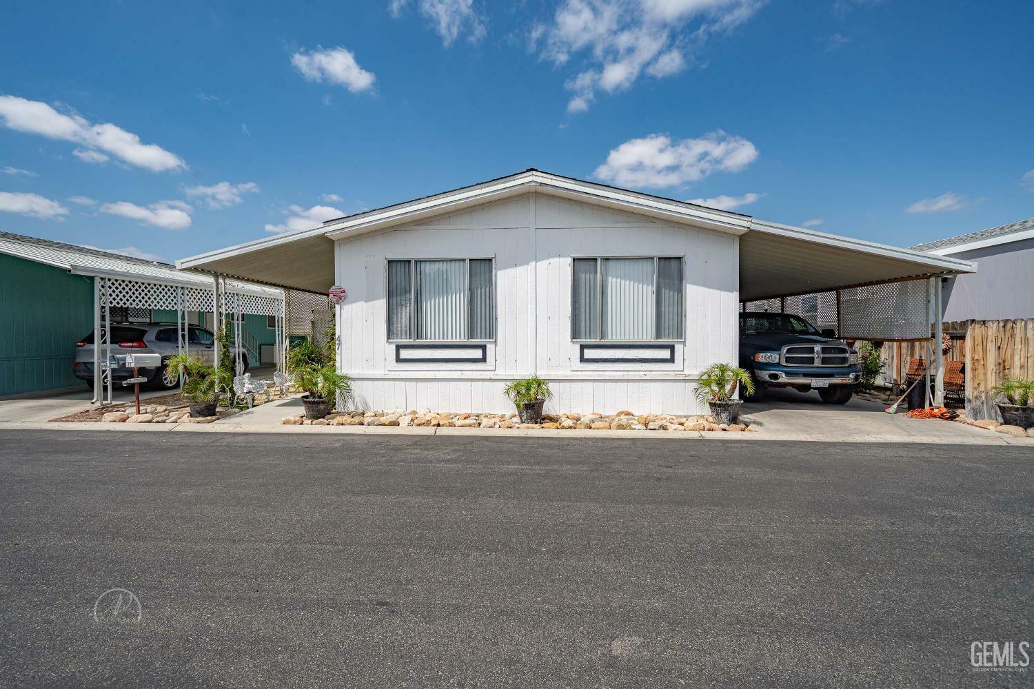 Property Photo: 123 N 10th Street 47 CA 93268