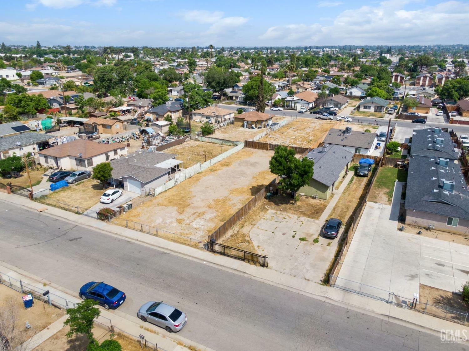 Property Photo: 1424 Murdock Street CA 93307