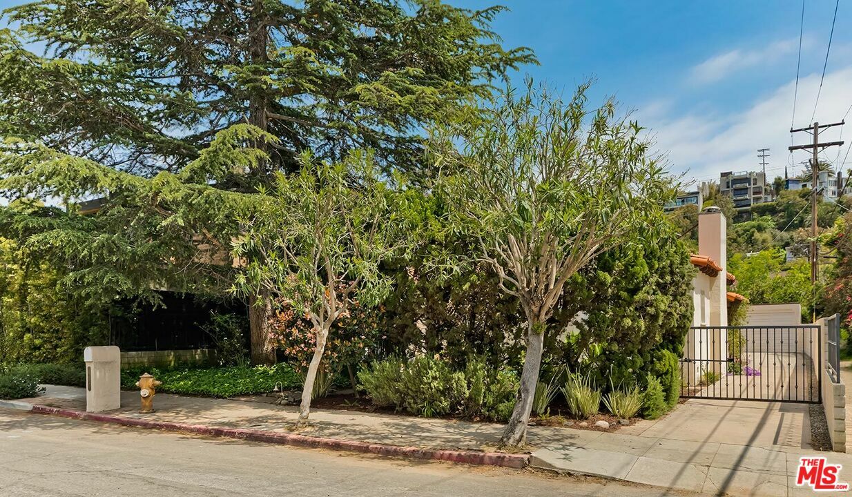 Property Photo: 400 E Rustic Rd CA 90402