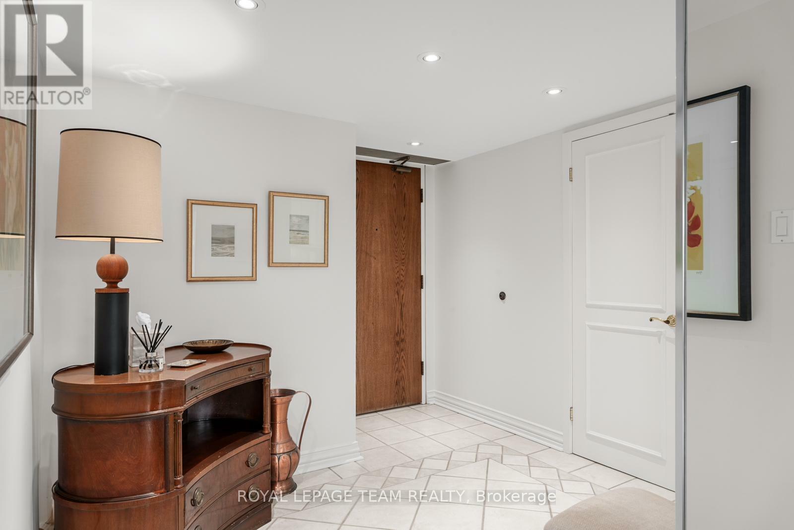 Photo de la propriété: 300 Queen Elizabeth Drive 3D ON K1S 3M6