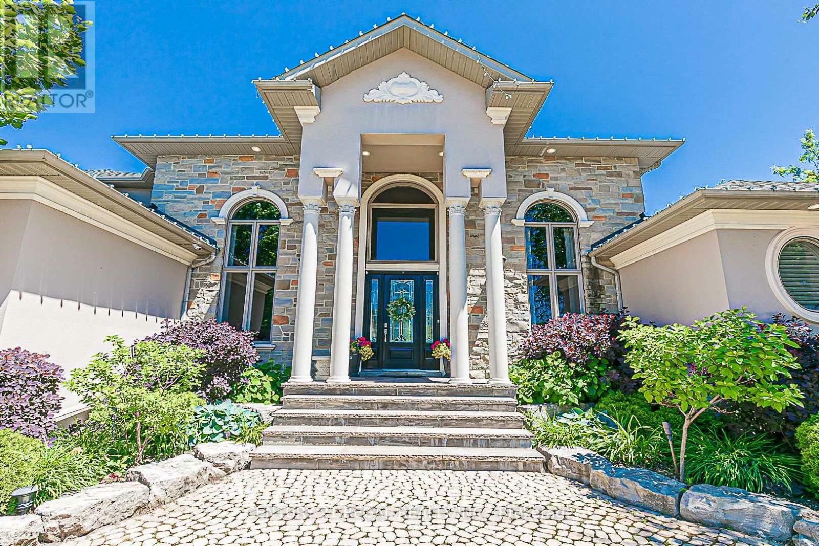 Property Photo: 16 South Lake Woods Drive ON L4A 1P9