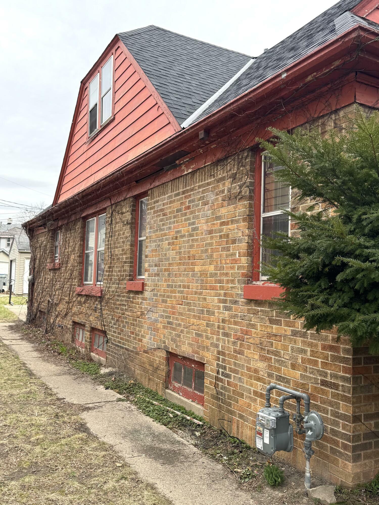 Property Photo: 4637 W Scranton Pl WI 53216