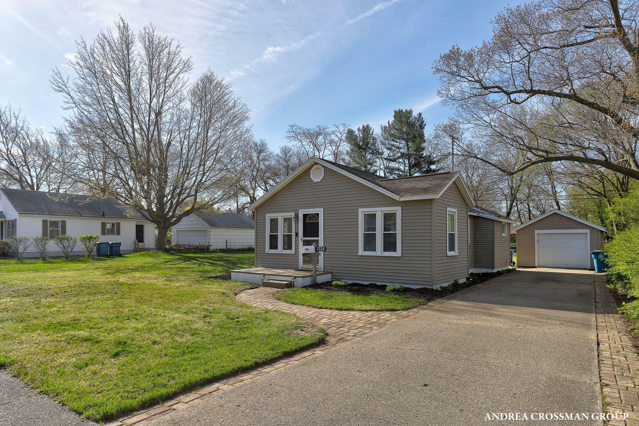 Property Photo: 1326 Woodlawn Avenue MI 49417