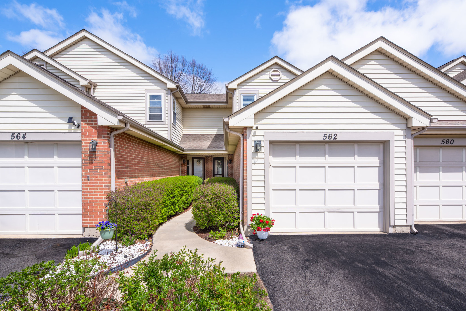 Property Photo: 562 E Windgate Court 5D3 IL 60005