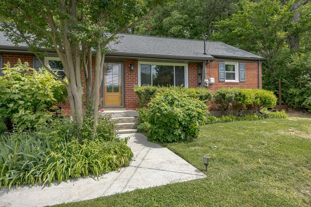 Property Photo: 436 Coventry Dr TN 37211