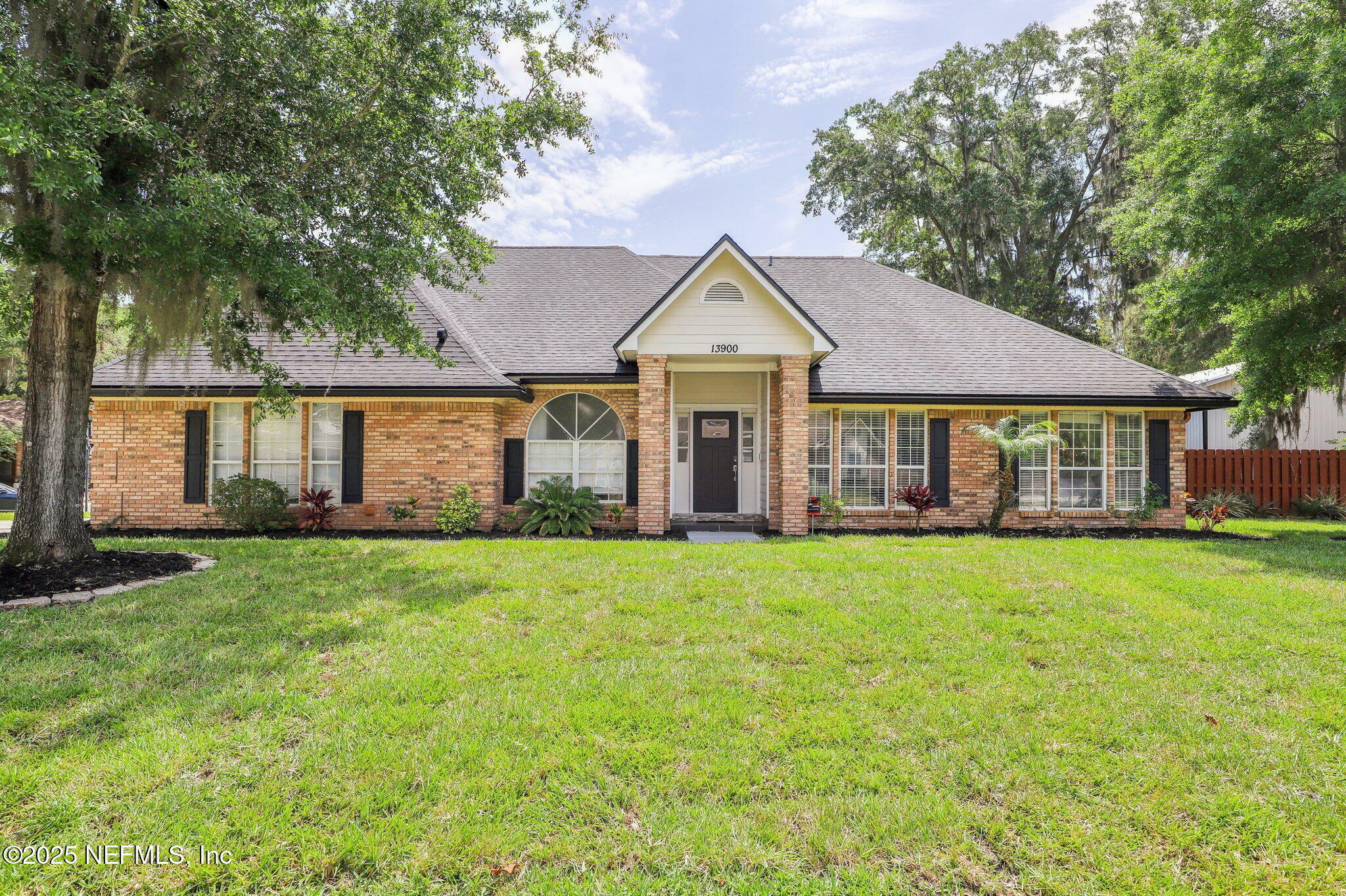 Property Photo: 13900 Sternwheel Court FL 32223