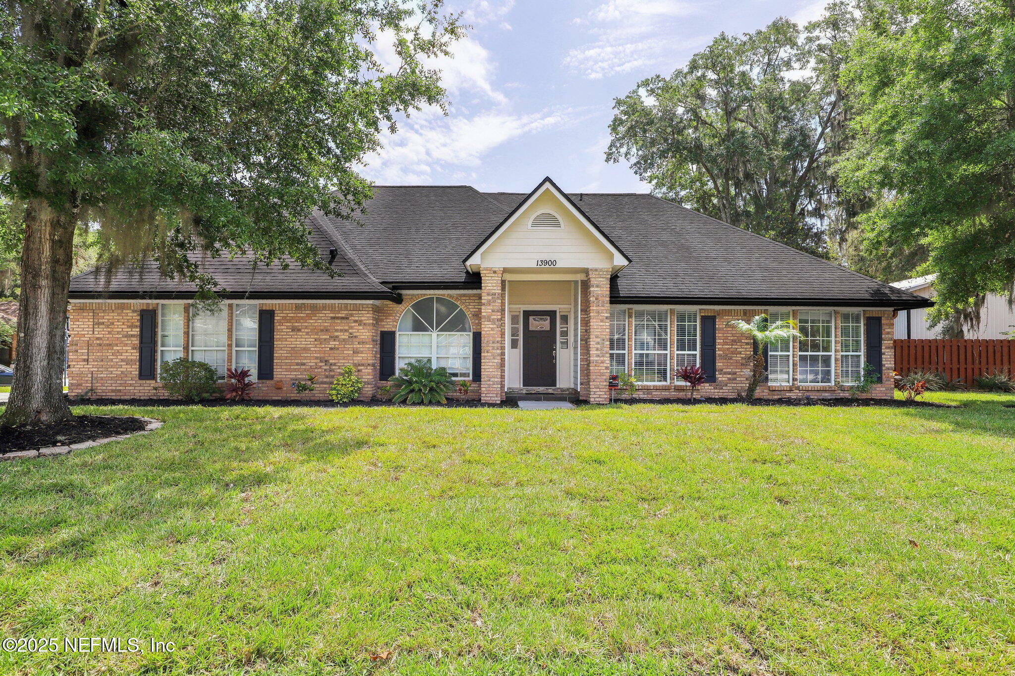 Property Photo: 13900 Sternwheel Court FL 32223