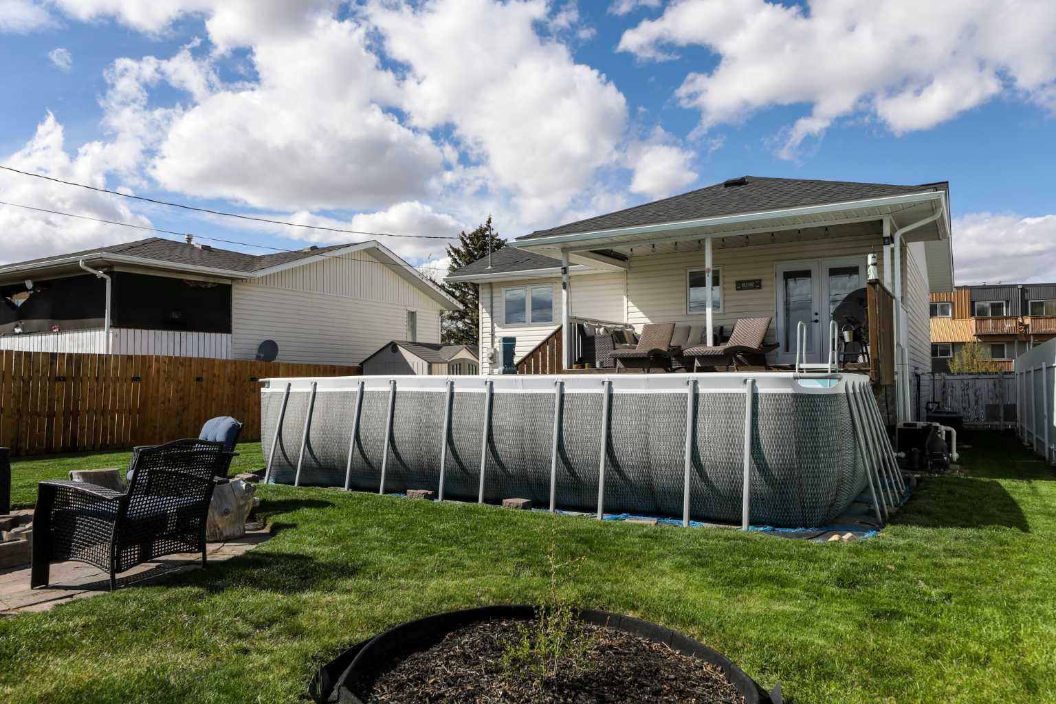 Property Photo: 5322 38 Avenue AB T1G 1B8