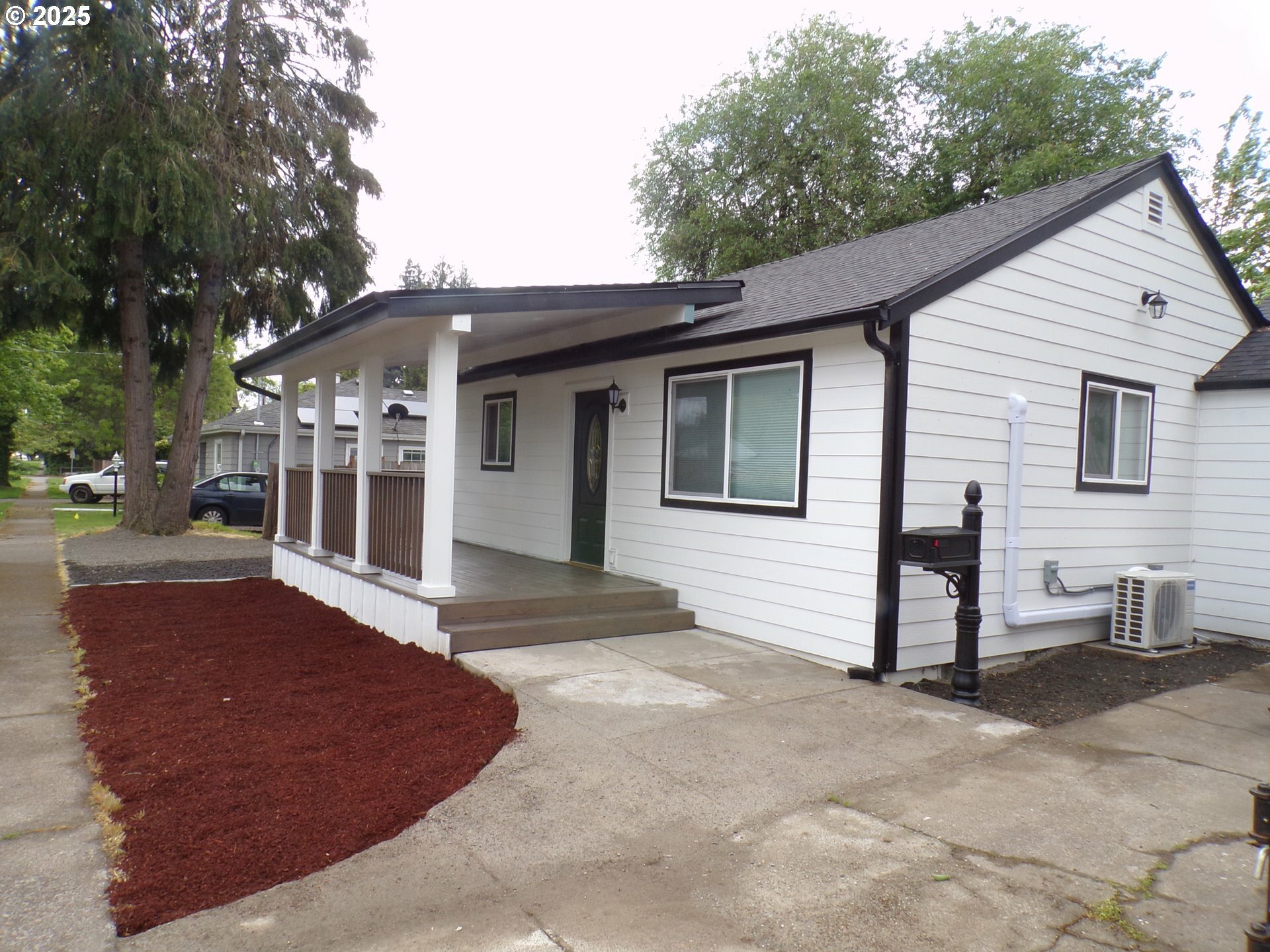 Property Photo: 870 W Lincoln St OR 97071