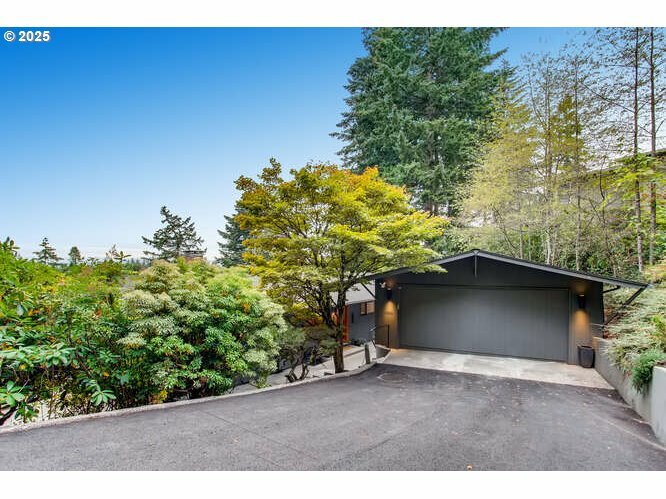 Property Photo: 5215 SW 18th Dr OR 97239