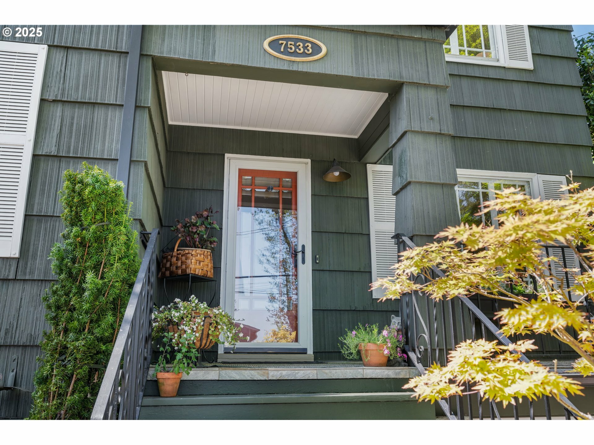 Property Photo: 7533 S Corbett Ave OR 97219