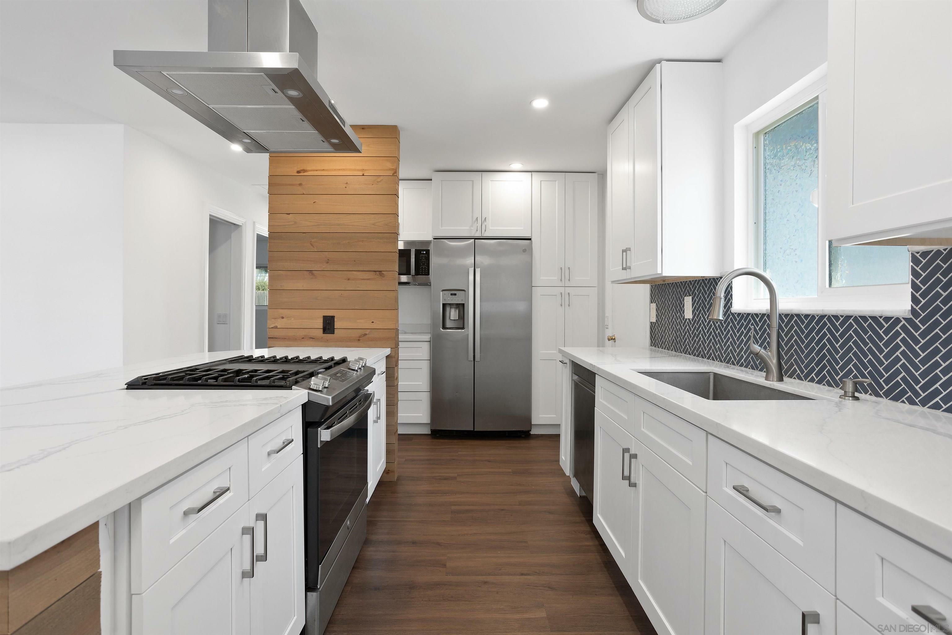 Property Photo: 4662 Calle Del Palo CA 92057