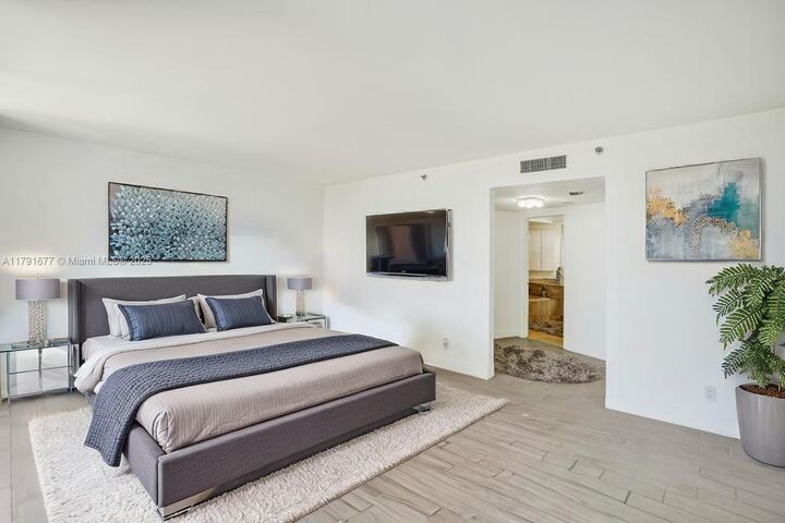 Property Photo: 1000 E Island Blvd 503 FL 33160