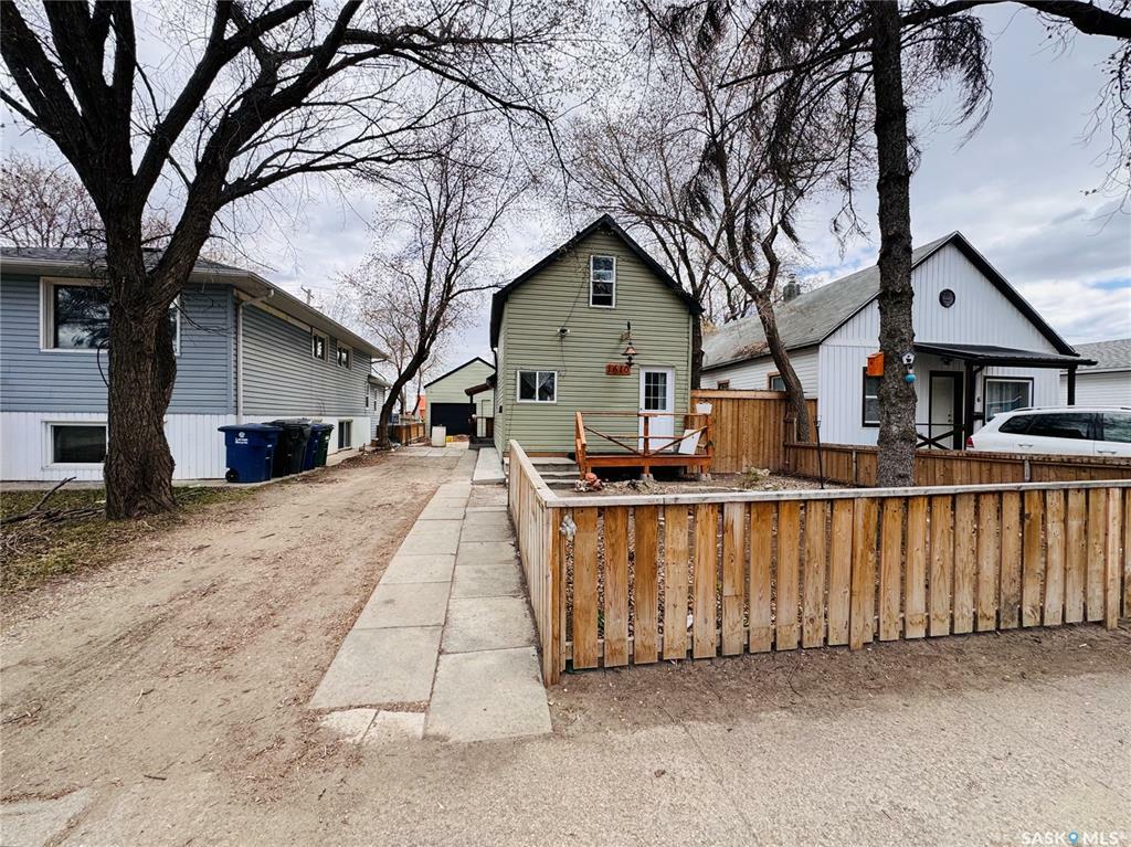 Property Photo: 1610 B Avenue N SK S7L 1H3