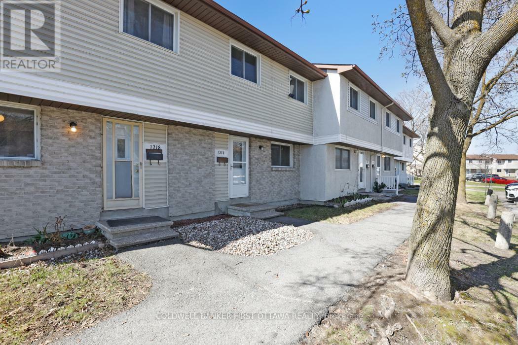 Property Photo: 1216 Bowmount Street ON K1J 8T5